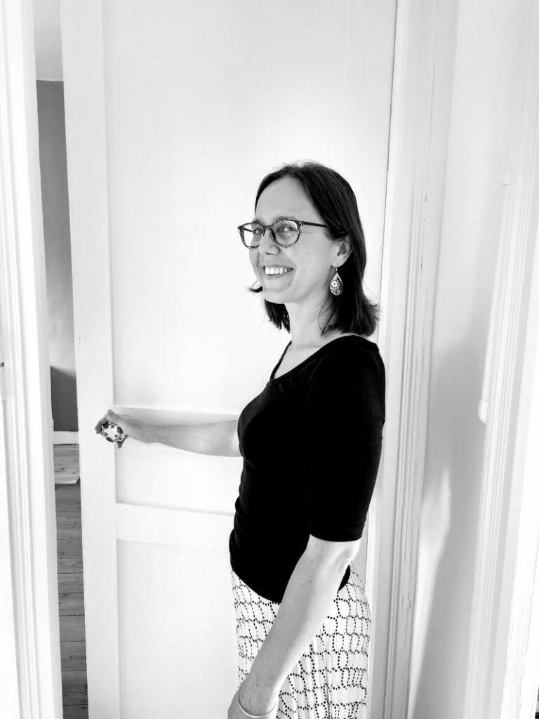 Portrait en noir et blanc de votre biographe ouvrant une porte