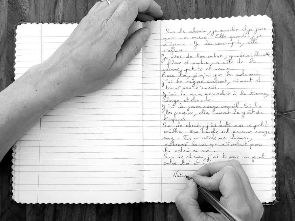 Cahier avec poème écrit de la main de votre biographe