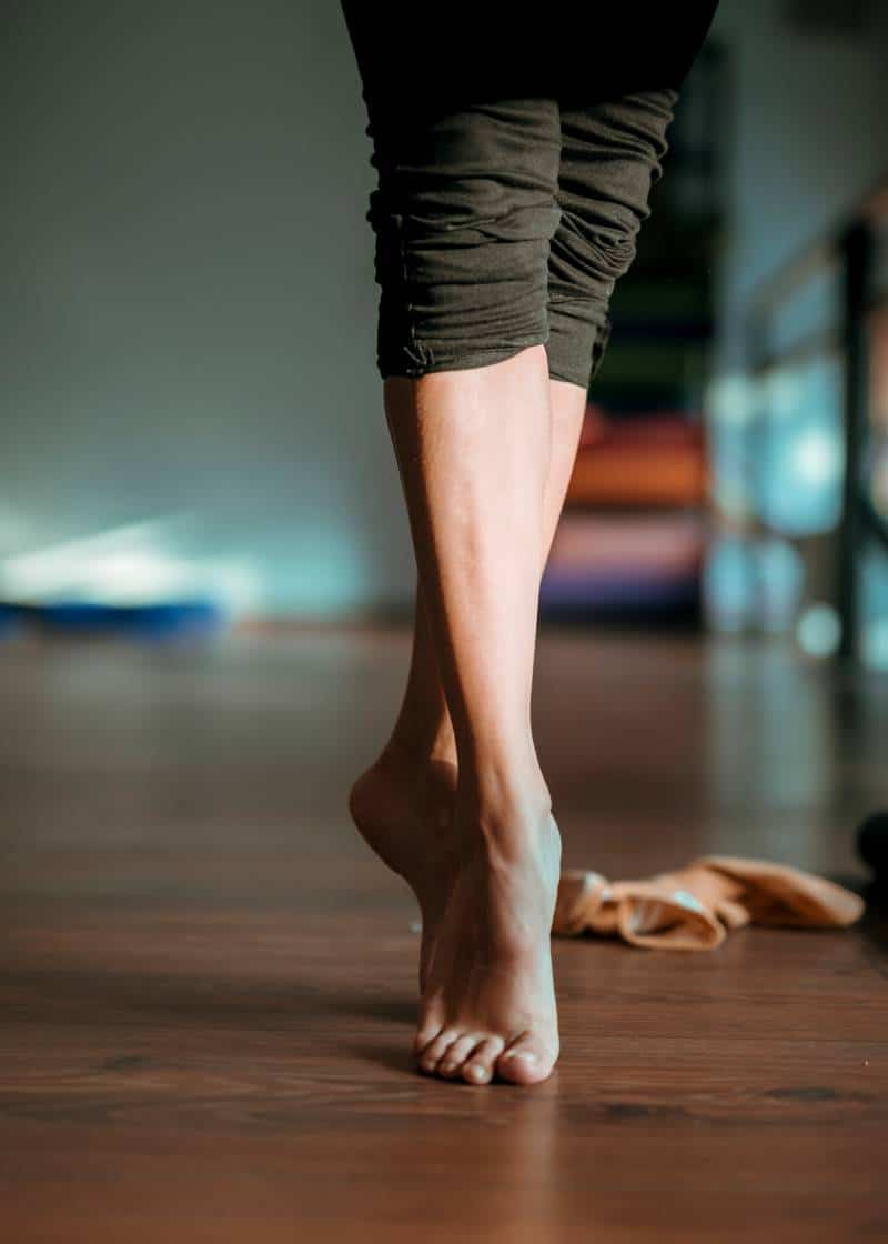 Pieds de danseuse sur demi-pointes. Ils montrent le travail d'une carrière de danseuse