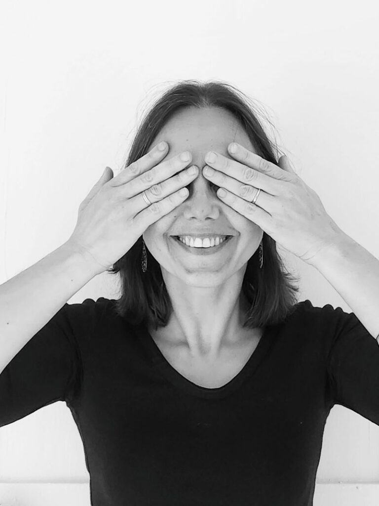 Portrait avec les yeux cachés pour illustrer l'histoire de vorte biographe.